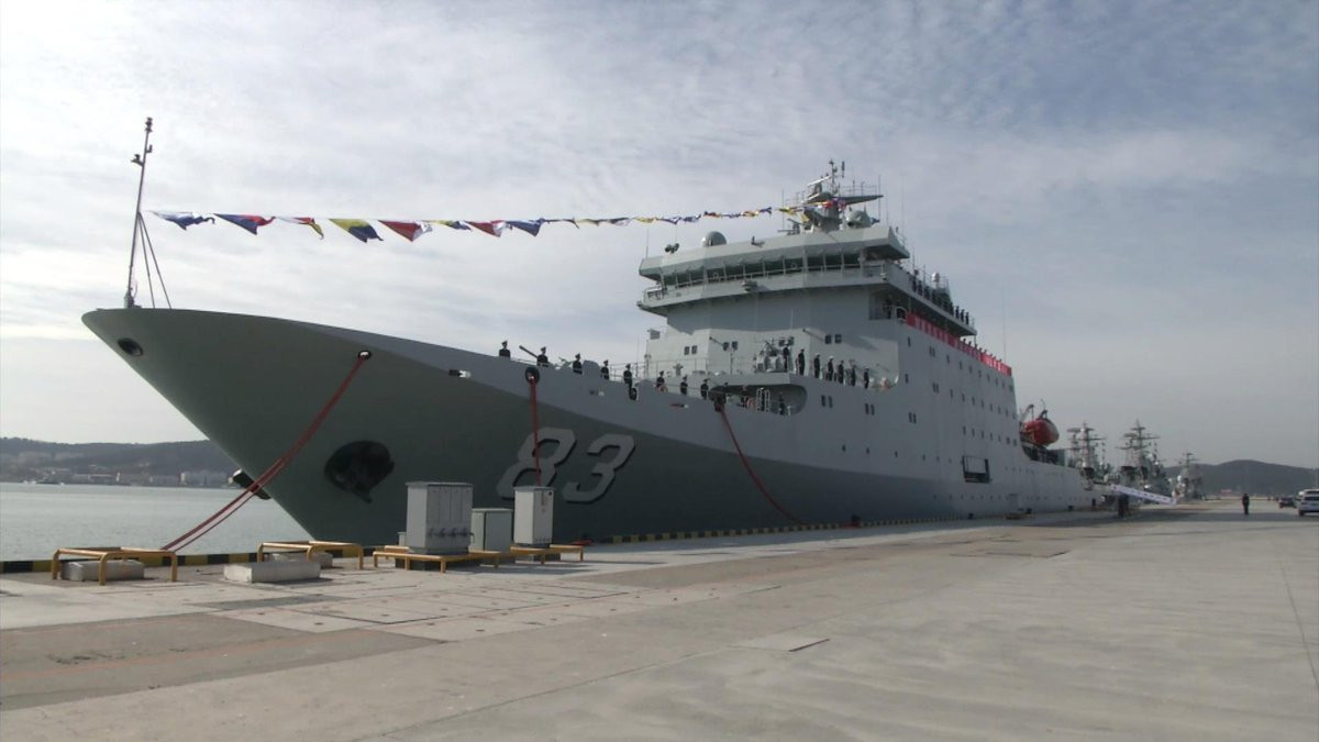 Vũ khí trên tàu vừa có chức năng tự vệ, vừa giúp học viên làm quen với các hệ thống khí tài trong biên chế hải quân nước này. Trong khoang tàu là hệ thống giảng đường quy mô lớn để đào tạo lý thuyết cho học viên. Khu nhà ăn cho học viên hải quân và sĩ quan huấn luyện trên tàu.