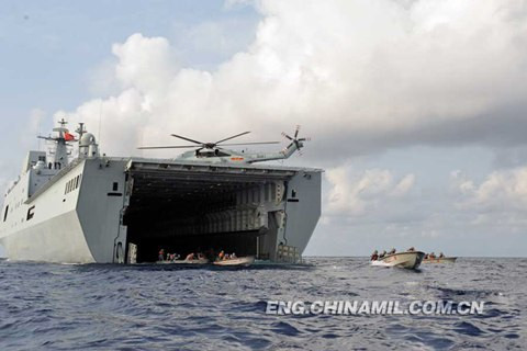 Tàu đổ bộ Tỉnh Cương Sơn được coi là tàu hiện đại nhất và lớn nhất của Hải quân Trung Quốc, có khả năng vận chuyển trực thăng, xe bọc thép, xuồng đổ bộ, và có sức chứa gần 1.000 binh sĩ.