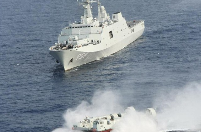 Tàu Tỉnh Cương Sơn, dài 210 m và rộng 28 m, trọng lượng 19.000 tấn, hạ thủy ngày 18/11/2010. Đây là tầu đổ bộ có thể thực hiện hiệm vụ ngoài khơi xa. Tầu này có một đội 4 chiếc tầu đổ bộ đi cùng, có thể đồng thời tiếp nhận 2 chiếc trực thăng loại vừa.