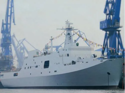 Tàu Thích Kế Quang dài 163 m, rộng 22 m, giãn nước đầy tải hơn 9.000 tấn và có tốc độ tối đa tới 40 km/h. Tàu được đặt tên theo tướng Thích Kế Quang (1528-1588), người chỉ huy Hải quân Trung Quốc chống cướp biển Nhật Bản hồi thế kỷ 16.