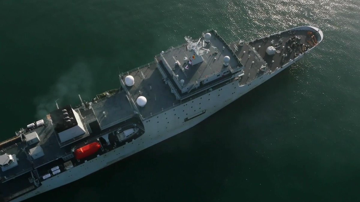 Tàu Thích Kế Quang được trang bị pháo chính H/PJ-26 cỡ nòng 76,2 mm. Đây là phiên bản sao chép pháo hải quân AK-176 của Nga với một số cải tiến như vỏ ngoài thiết kế tàng hình và số lượng đạn dự trữ gấp đôi.