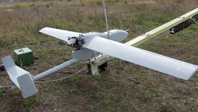 Tổ hợp hệ thống pháo binh với UAV Granat-4 được thiết kế để giám sát vô tuyến và giám sát địa hình từ trên không, được trang bị trọng tải mục tiêu đặc biệt, bao gồm máy ảnh kỹ thuật số, máy quay video, thiết bị giám sát chủ động và máy ảnh nhiệt. Điều này cho phép trinh sát được thực hiện ở khoảng cách lên tới 70 km, gần như theo thời gian thực.