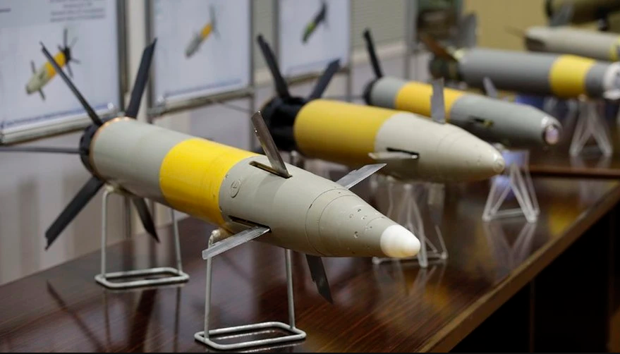 Đạn pháo có trọng lượng 51 kg; trọng lượng đầu đạn là 20,5 kg trong đó phần thuốc nổ nặng 6,5 kg. Krasnopol có lợi thế về tầm bắn khi có thể diệt mục tiêu cách xa tới 20 km, bán kính tìm kiếm mục tiêu 1 km. Ngoài ra, Krasnopol còn có khả năng bắn trúng mục tiêu di chuyển với tốc độ lên đến 40 km/h.