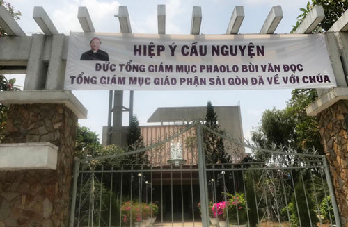 Những ngày qua, cộng đồng Giáo dân khắp TP HCM bày tỏ niềm thương tiếc Đức Cố Tổng Giám mục Phaolô Bùi Văn Đọc vừa qua đời.