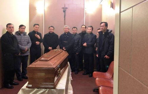 Sau khi cử hành nghi thức trọng thể, linh cữu Đức Cố Tổng Giám mục Phaolo Bùi Văn Đọc đã được đưa ra sân bay để về Việt Nam. Ảnh: Tổng Giáo phận TP HCM