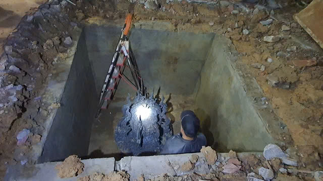 Với thủ đoạn nói trên, vợ chồng Tuấn đã lừa 3 bị hại chiếm đoạt gần 100 tỷ đồng. Công an đã khai quật được nhiều vật phẩm phục vụ cho việc dụ dỗ tu tập "thành tiên" được đối tượng chôn trong khuôn viên các "tịnh thất".