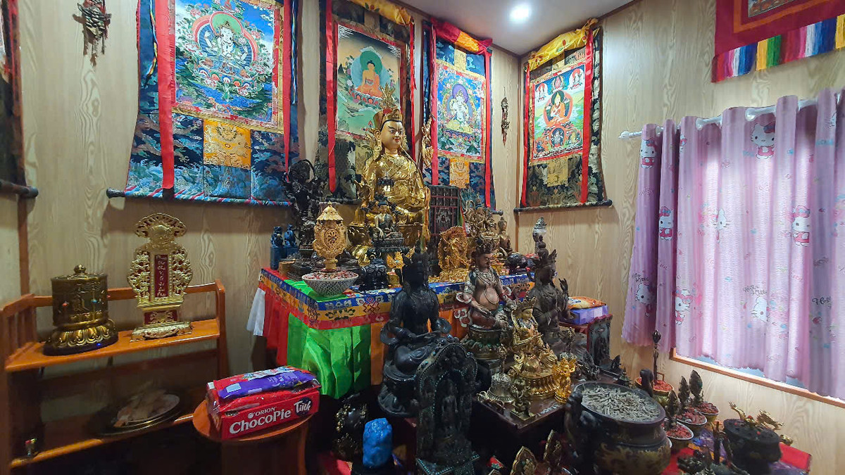 Các vật phẩm được trưng trong căn nhà tu tập.