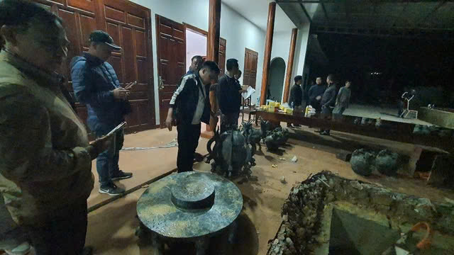 Vợ chồng Tuấn rao giảng, muốn sớm "đắc đạo", "thành tiên" thì phải có "pháp khí" hỗ trợ tu tập. Ảnh: Cơ quan chức năng phát hiện các "pháp khí" được cất trong nhà và chôn giấu trên khu rẫy.