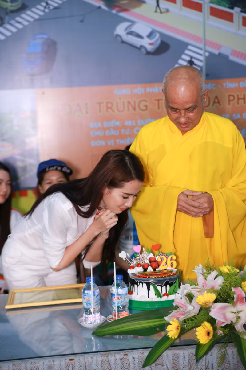 Thay vì dành ngày vui bên bạn bè, gia đình bằng những bữa tiệc thì Mơ Phan đã có hoạt động ý nghĩa, nhân văn cho cộng đồng.