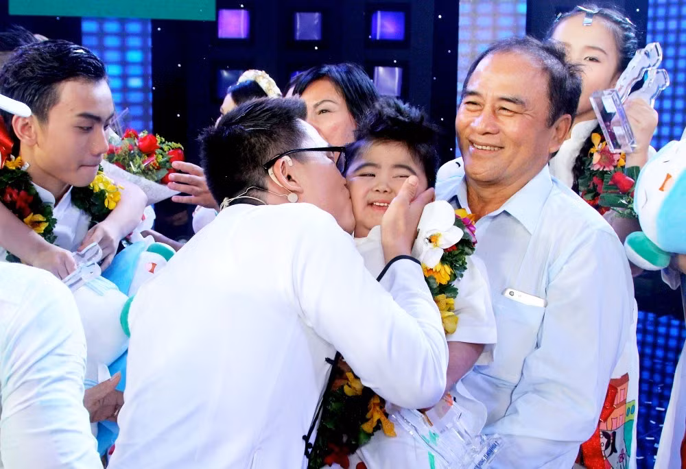 MC Đại Nghĩa dành nụ hôn chúc mừng cho tân quán quân Tin Tin.