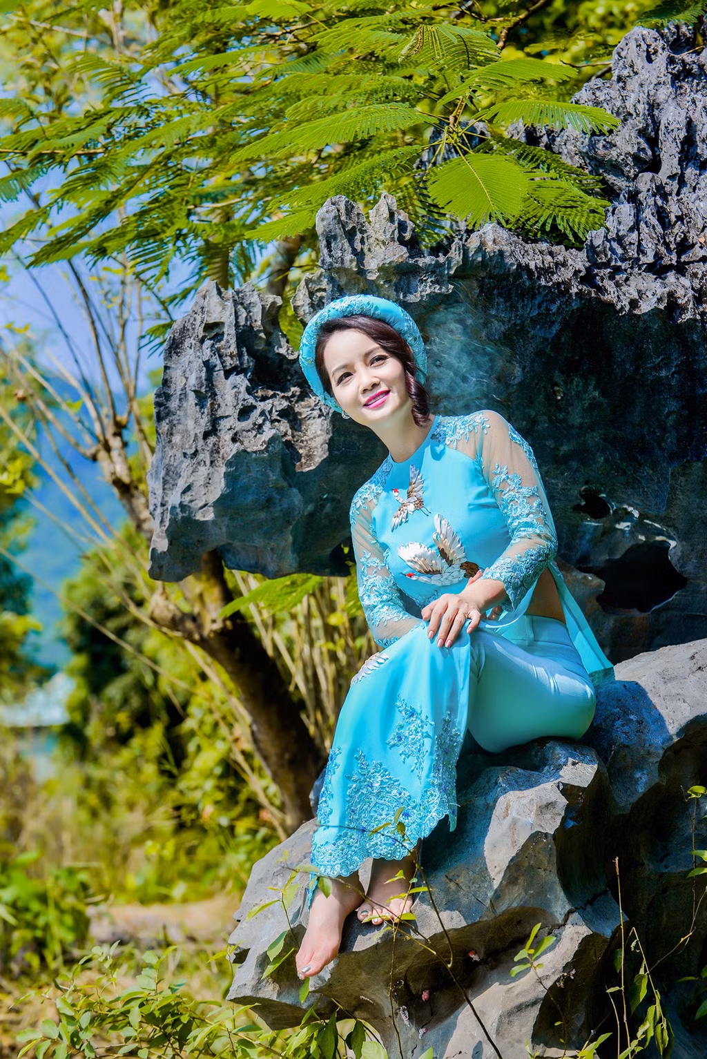 Để lưu lại những khoảnh khắc lung linh này, Mai Thu Huyền chia sẻ cô và ê-kíp đã phải chuẩn bị từ 3 giờ sáng để bắt được những ánh nắng thuần khiết đầu tiên của ngày mới.