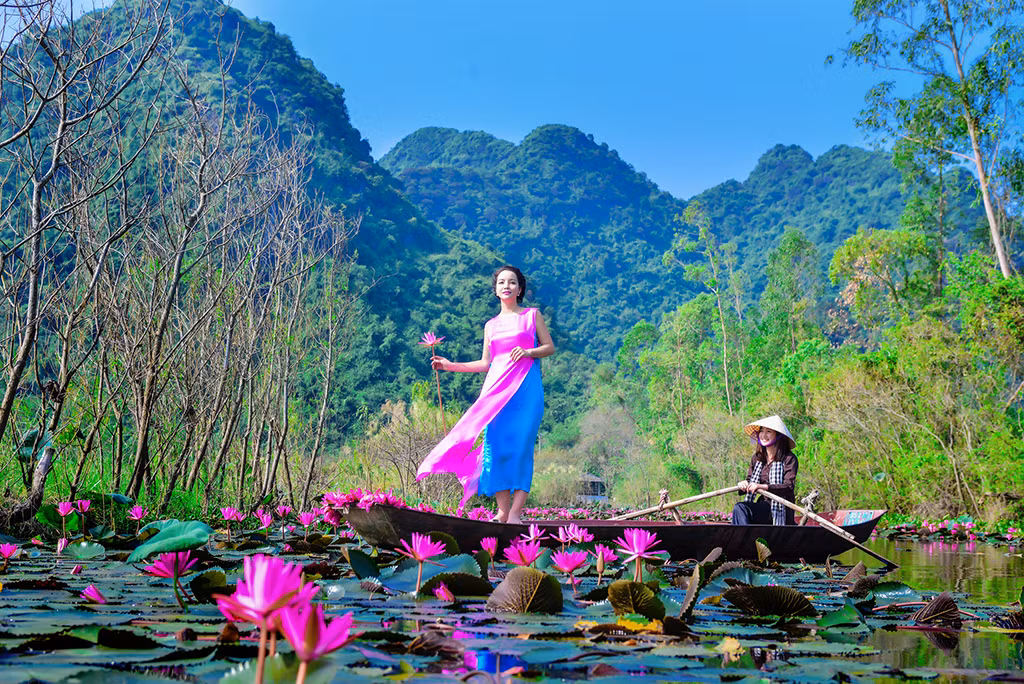 Giữa khung cảnh non nước hữu tình, mỗi shoot hình của nữ diễn viên đều đẹp tựa bức tranh.