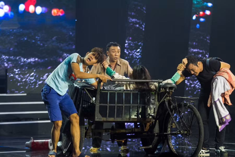 Gây tiếng vang không kém là sự tỏa sáng của bộ ba diễn viên Dũng Nhí, Vũ Trần và ca sĩ Thụy Vân trong nhóm Tam hạp. Tiểu phẩm "Điều còn lại" gây ấn tượng mạnh với tình người, sự diễn xuất nhập tâm, hết mình. Màn đỡ đẻ của nhóm Tam hạp được tái hiện khá sinh động bên cạnh những pha hành động đẹp mắt cùng kỹ sảo.