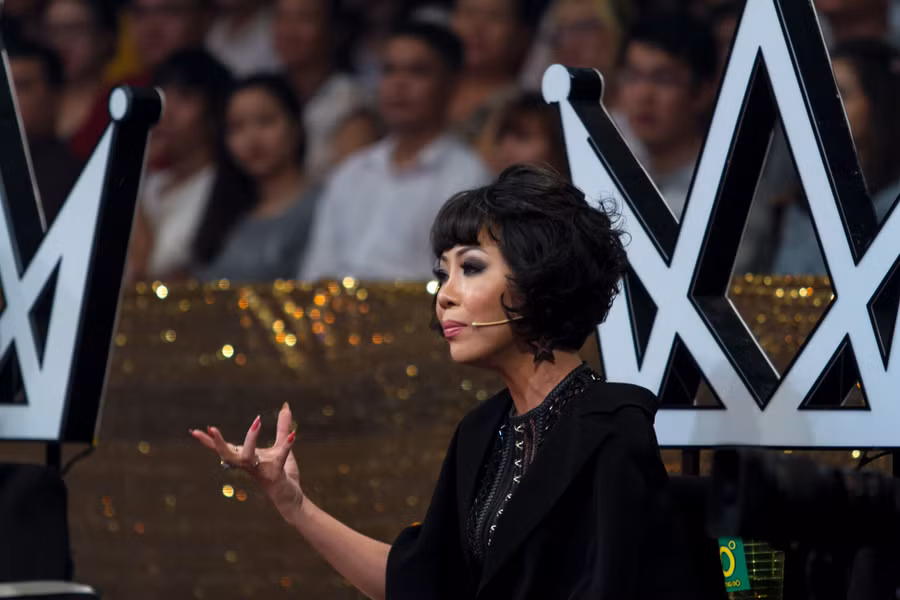 Nhà báo - MC Trác Thúy Miêu là giám khảo đồng hành suốt chặng đường với các đội chơi Cùng nhau tỏa sáng không tiếc lời khen có cánh, đầy tình cảm dành cho quán quân và á quân của chương trình.