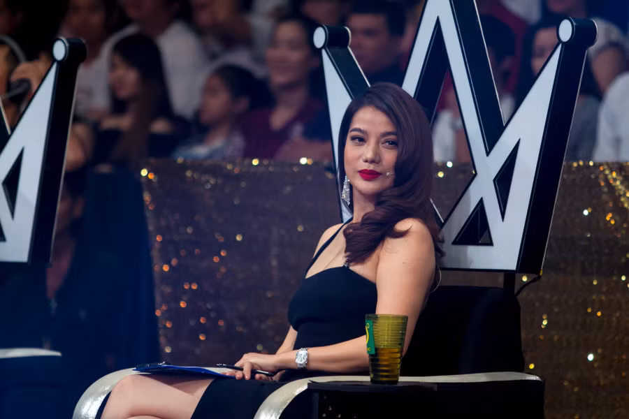 Diễn viên - đạo diễn Trương Ngọc Ánh được tin tưởng mời vào vị trí giám khảo đêm chung kết Cùng nhau tỏa sáng. Người đẹp "Truy sát" vô cùng xúc động và nhiều lần rơi nước mắt khi xem hai tiểu phẩm.