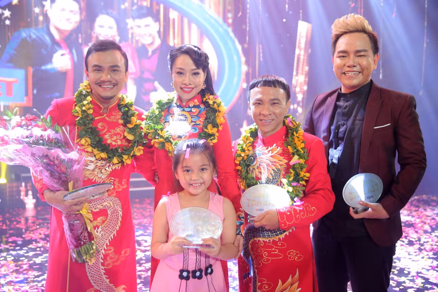 Con gái ca sĩ Thụy Vân cũng hỗ trợ mẹ biểu diễn trong đêm chung kết và nhận giải Á quân.