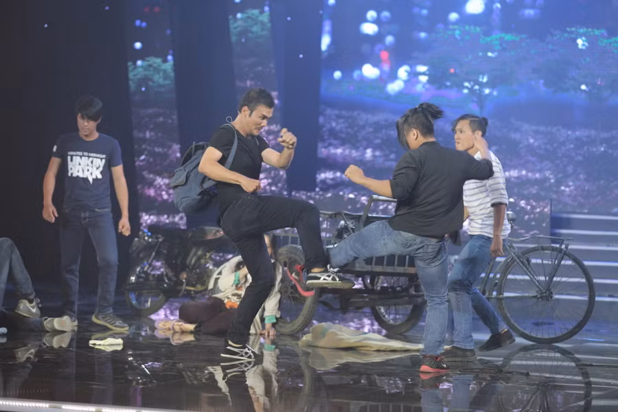 Cảnh hành động thực hiện khá nhuần nhuyễn, đẹp mắt sau nhiều phen bầm tím ở phòng tập.