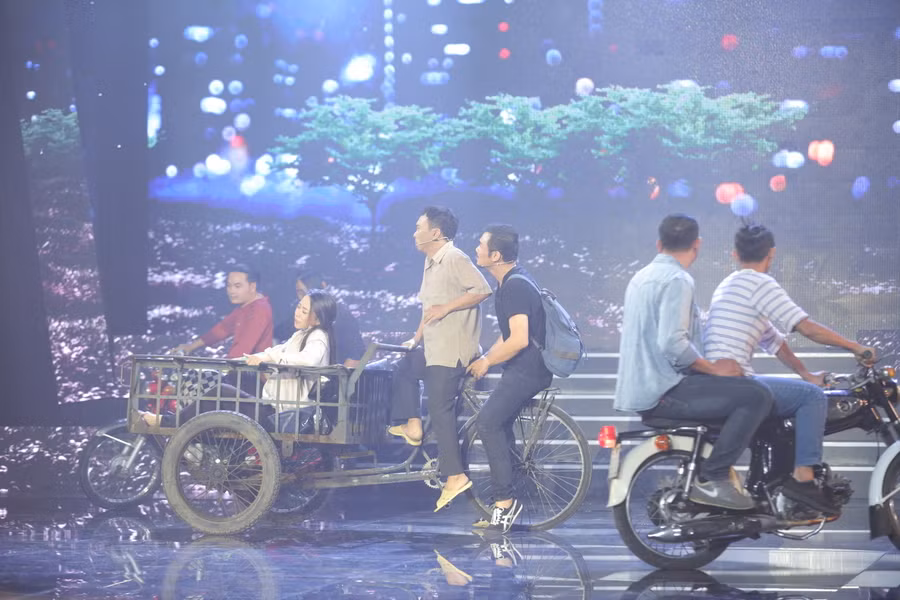 Để tái hiện chân thực đời sống, ê-kíp chương trình không ngần ngại mang những phương tiện rất thật, rất đời lên sân khấu.