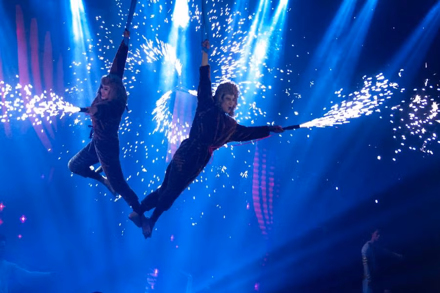 Lựa chọn đề tài không mới về những người nghệ sĩ tận tâm với nghề và luôn mong được khán giả đón nhận, ba nghệ sĩ trẻ đã tái hiện lại lát cắt về đời sống phía sau màn nhung với những vất vả, hi sinh mà các nghệ sĩ xiếc phải trải qua. Sự nỗ lực của nghệ sĩ trẻ đã được thể hiện và công nhận khi họ mạo hiểm thực hiện những màn biểu diễn nguy hiểm khi không được đào tạo chính quy.