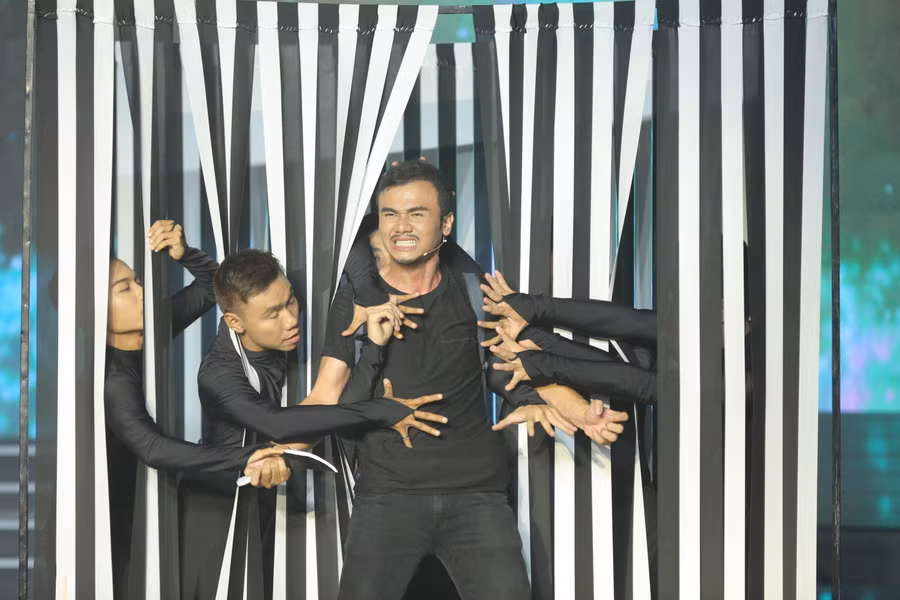 Không về nhất nhưng nhóm Tam hạp cũng để lại ấn tượng sâu đậm với tiểu phẩm được dàn dựng công phu. Diễn viên - đạo diễn Vũ Trần trong màn tái hiện chàng trai trẻ bị giằng xé giữa quá khứ giang hồ tội lỗi và ước mơ sống lương thiện ở hiện tại, giữa đen và trắng với sự hỗ trợ của đạo cụ và vũ công.