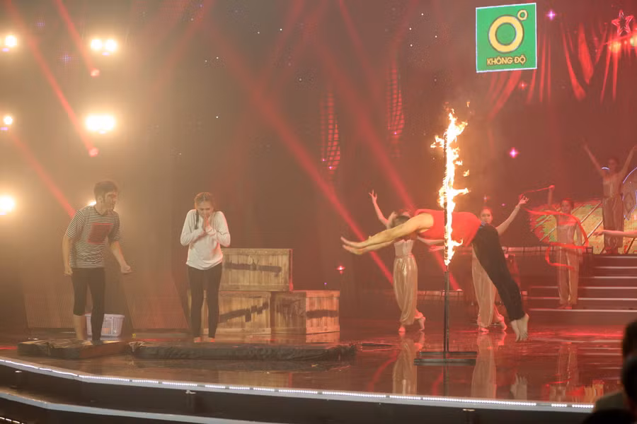 Lê Bửu Đa vào vai diễn viên sợ lửa sau một tai nạn cũng vượt lên chính mình và thực hiện thành công màn diễn với chiếc vòng lửa đang cháy lớn.