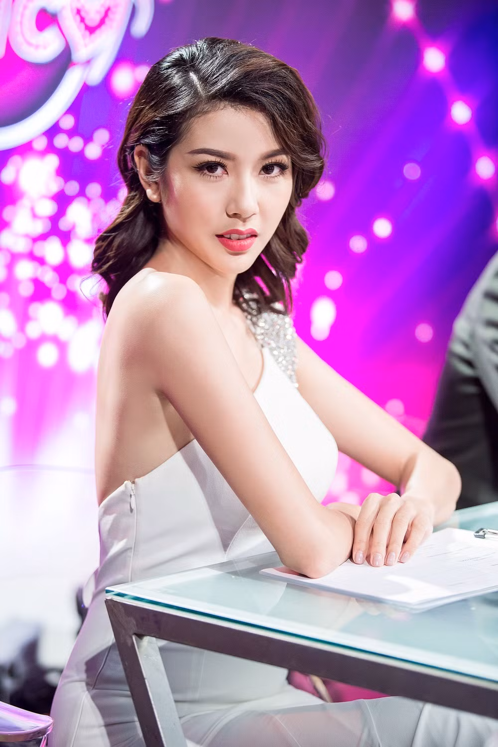 Kết hợp với trang phục thanh lịch là lối trang điểm nhẹ nhàng, tự nhiên đã tôn lên nét đẹp nữ tính, vẻ đẹp thuần khiết, thanh tao của Thúy Vân.