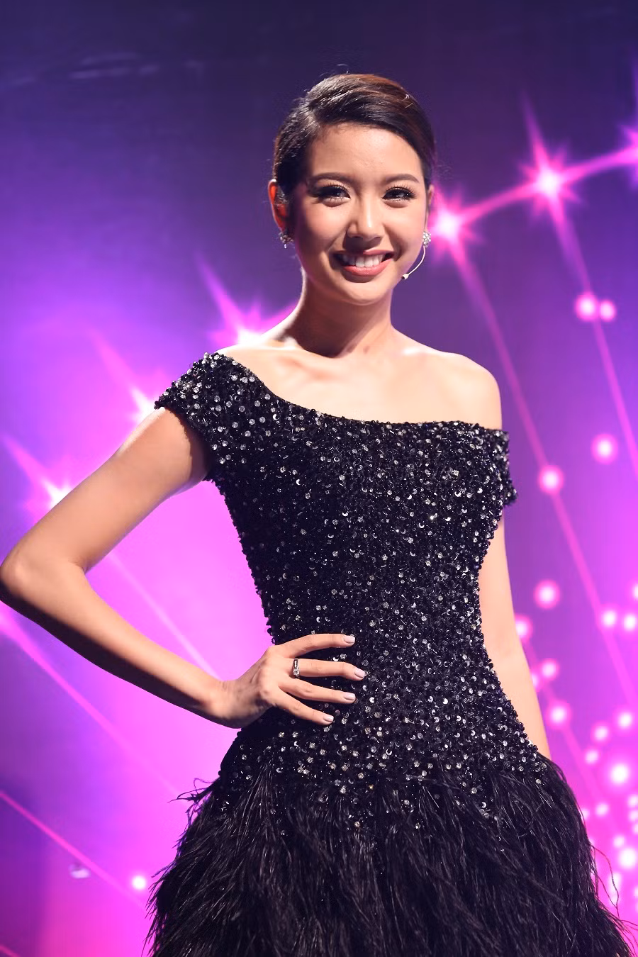 Đây là 2 bộ trang phục với gam màu đen và trắng, một rất cầu kì và kiểu cách, một tối giản nhưng lịch sự và thanh thoát.