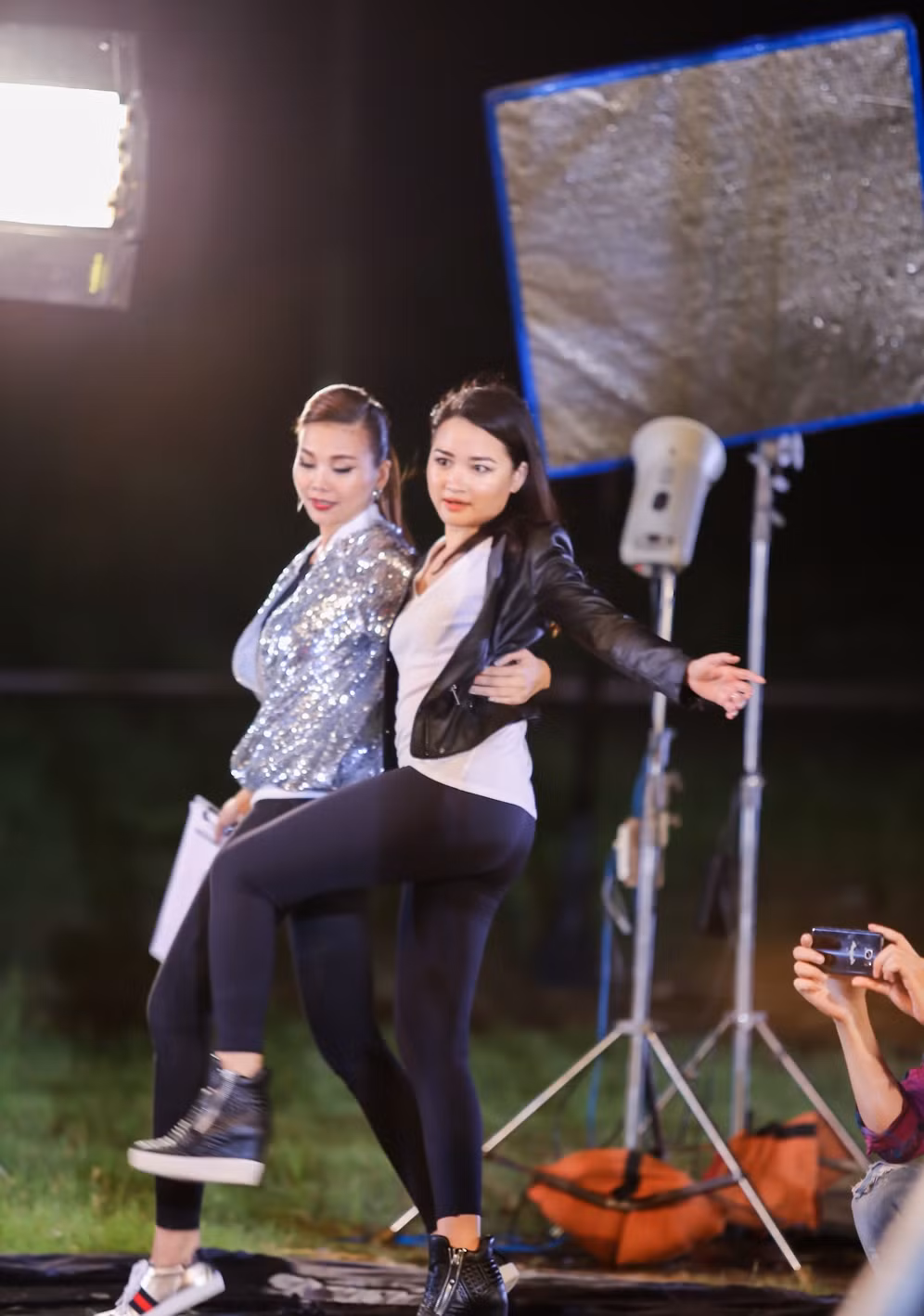 Cả hai đã phối hợp rất ăn ý để thị phạm, hướng dẫn cho thí sinh cách tạo dáng cũng như cách thể hiện tình cảm để có thể cho ra những bức ảnh đẹp nhất.