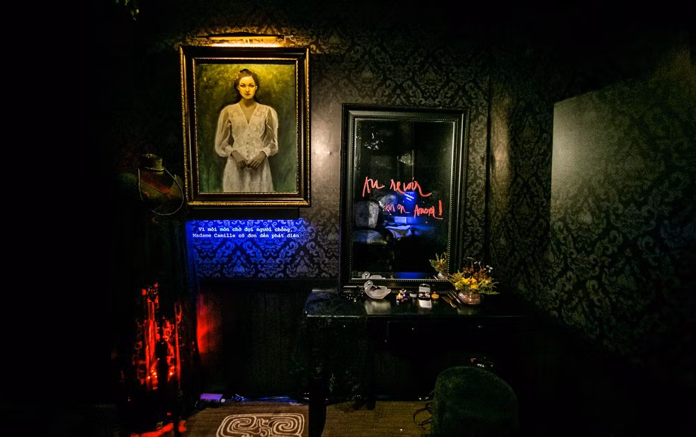 Họ được tận mắt nhìn thấy những bức tường hoa văn kiểu cổ ẩm mốc, dẫm chân lên thảm lá cao su khô xơ xác.