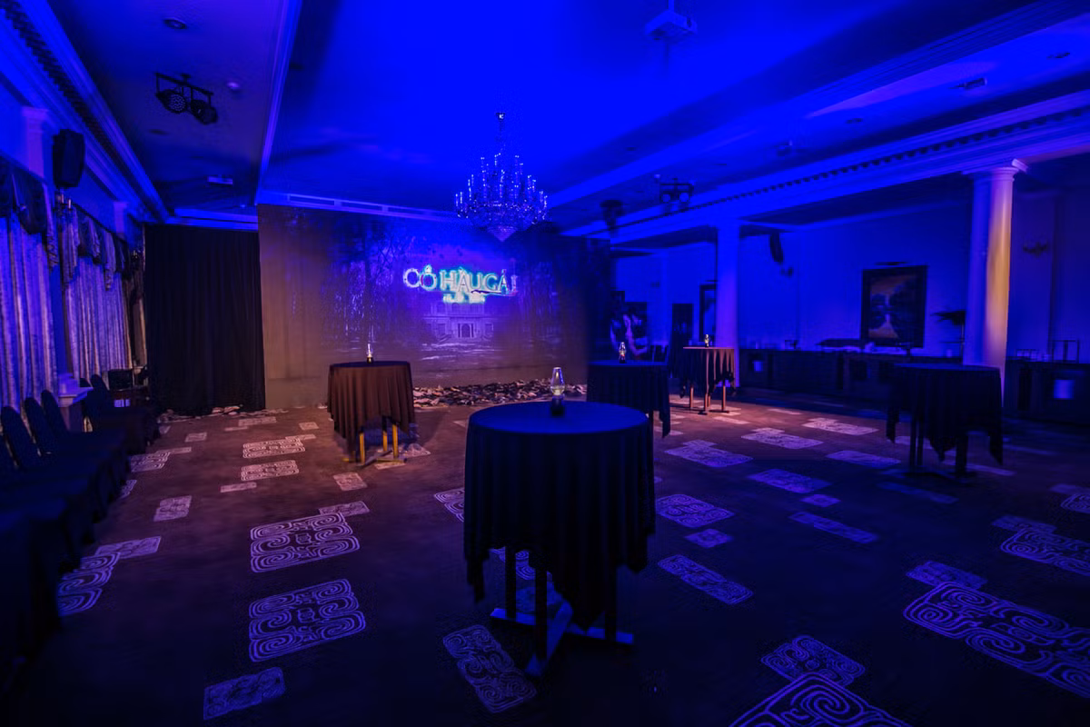 Các vị khách mời đã có một trải nghiệm đáng sợ khi đi qua "dinh thự ma ám" này để vào phòng diễn ra sự kiện.