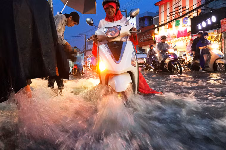 "Chiều nay đám cưới người bạn thân. Đang trên đường đến dự nhưng gặp phải cảnh mưa ngập, kẹt xe khiến tôi và những khách đi dự quá khốn đốn", chị Tuyết, ngụ quận 9, TP HCM, chia sẻ.