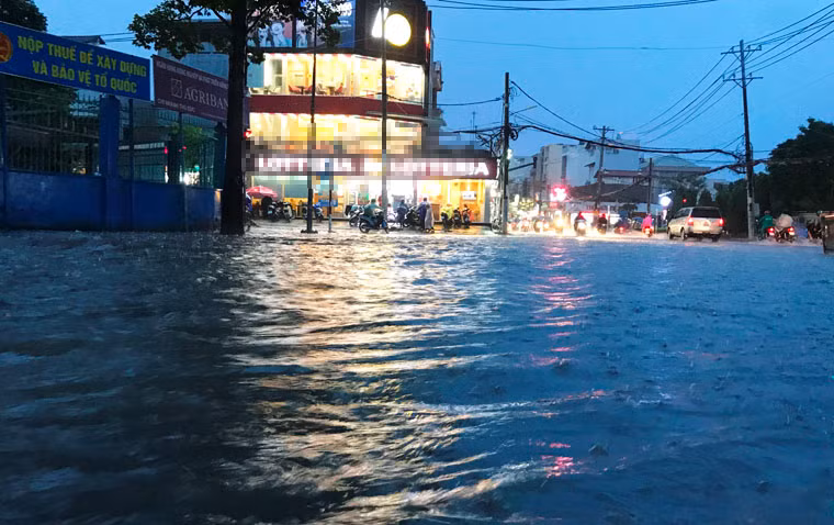 Hàng loạt tuyến đường ở Sài Gòn mênh mông nước, không thể phân biệt đâu là đường để phương tiện lưu thông.
