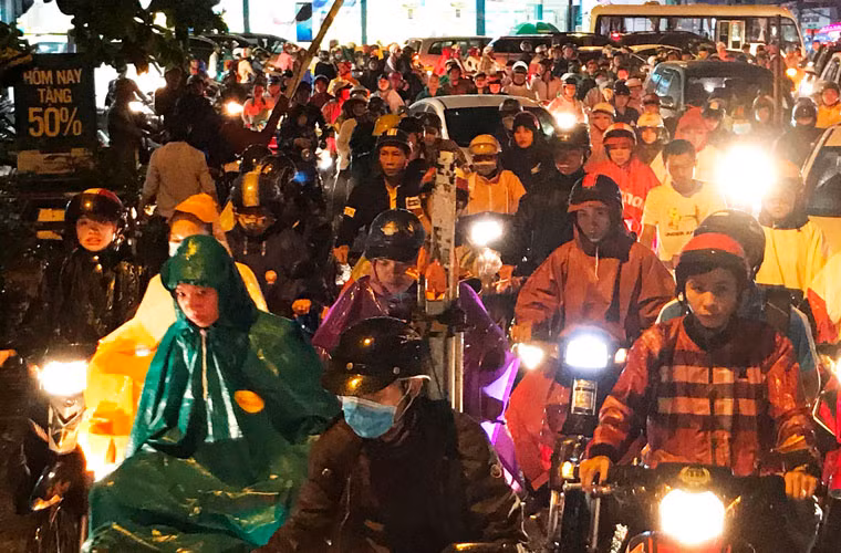 Tình trạng giao thông hết sức hỗn loạn.