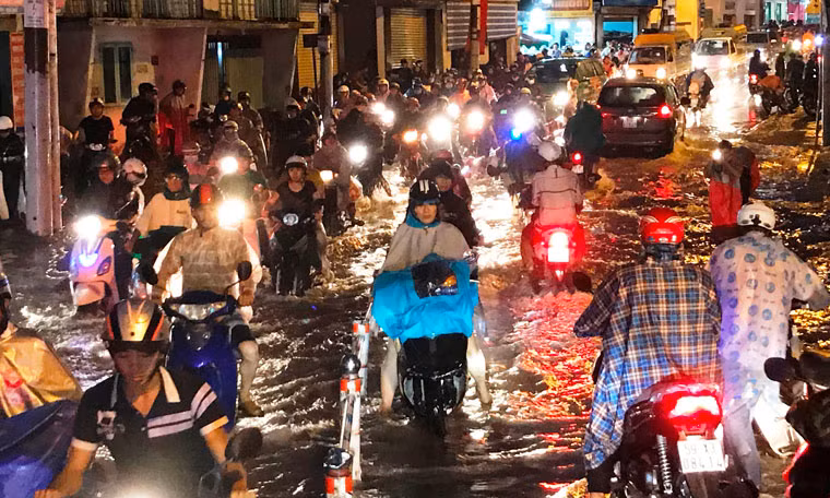 Cơn mưa khủng khiếp vào chiều 20/5 gây tình trạng ngập sâu ở nhiều tuyến đường trên địa bàn TP HCM.