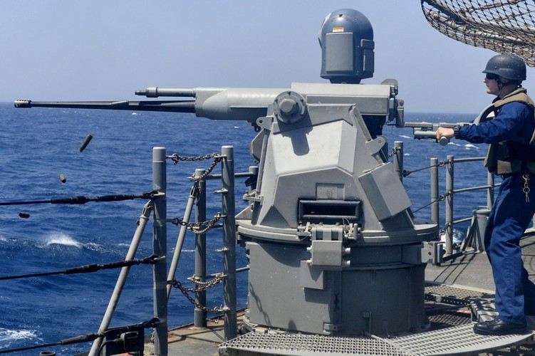 Một số chiến hạm lớp này đã được trang bị pháo Mk 38 Mod 2 thay thế cho tên lửa SM-1.