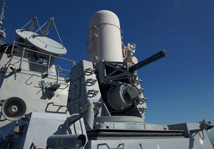 Một hệ thống phòng thủ tầm cực gần (CIWS) Phalanx và 4 súng máy 12,7 mm.