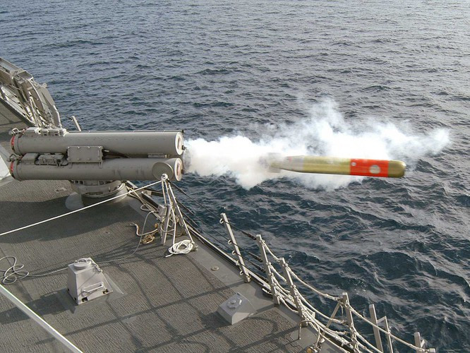 Từ năm 2004, tất cả các tàu lớp Oliver Hazard Perry của Mỹ đã thay thế bệ phóng Mk 13 bằng pháo tự động Mk 38 Mod 2 do tên lửa SM-1 bị loại bỏ khỏi biên chế của Hải quân Mỹ.