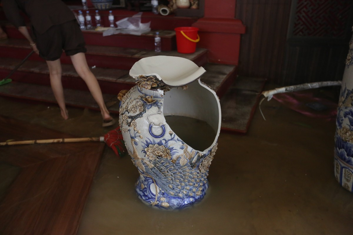 Một hộ kinh doanh lớn ở xã Bát Tràng cho biết thiệt hại hơn nửa tỷ đồng sau trận ngập. "Nước lũ vào, dâng nhanh khiến các sản phẩm bị hỏng, nhiều chiếc lục bình cỡ lớn có giá hàng trăm triệu chưa kịp di chuyển thì đã đổ vỡ. Thiệt hại cửa hàng ước tính khoảng 600 triệu đồng", người này chia sẻ.
