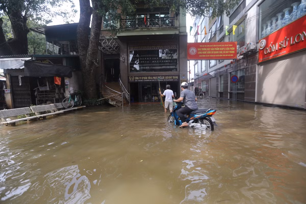 Xã Bát Tràng nằm ven sông Hồng, có hơn 8.000 người sinh sống. Nước lũ dâng cao ảnh hưởng nghiêm trọng đến sinh hoạt của người dân, việc kinh doanh bị ngưng trệ.