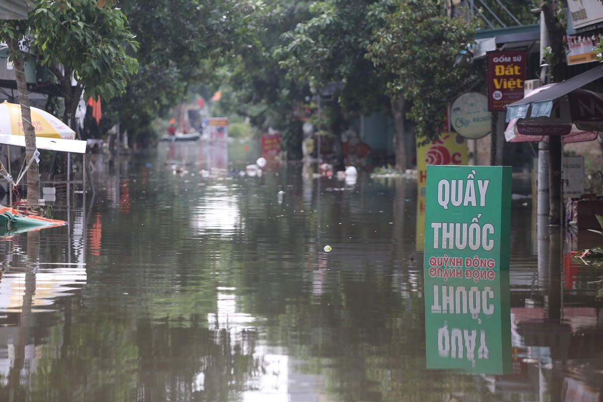Nhiều ngôi nhà, cửa hàng chìm trong biển nước.
