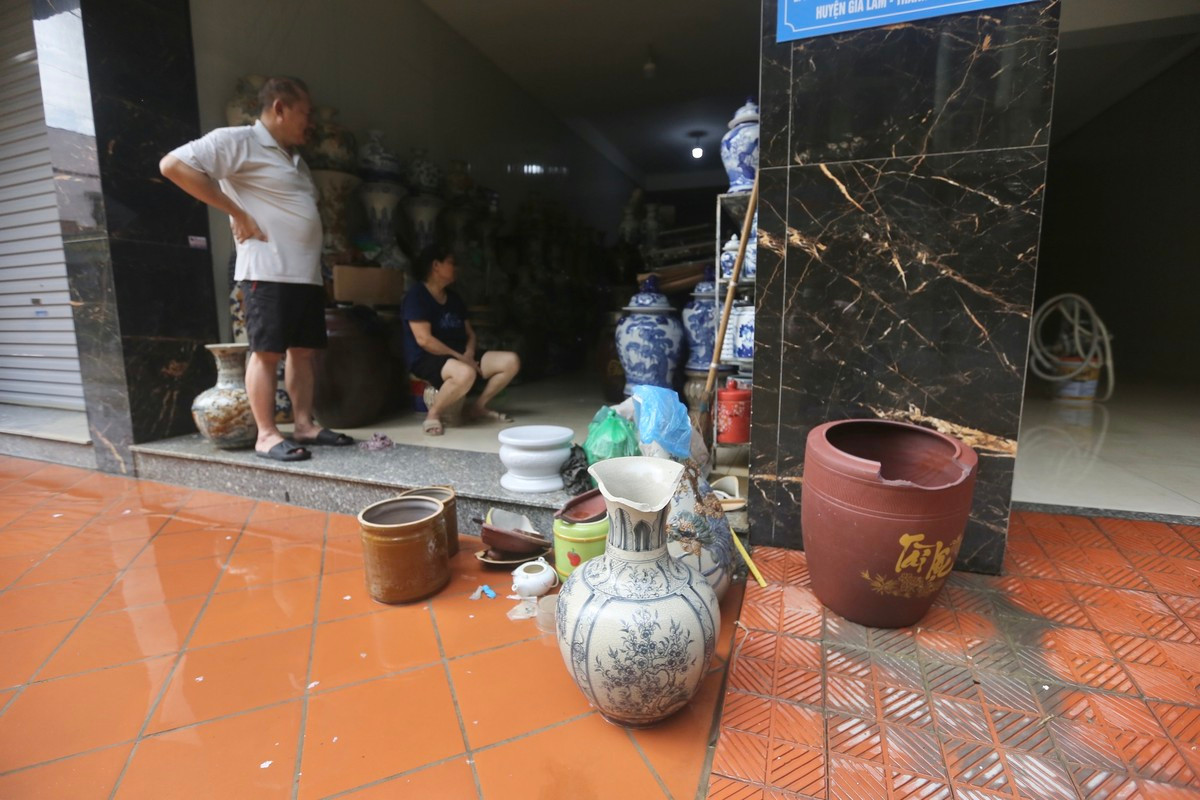"Phải 20 năm nay, xã mới lại bị ngập một trận lớn như thế, rất nhiều sản phẩm của chúng tôi bị hỏng, vỡ do va đập và bị nước cuốn trôi.