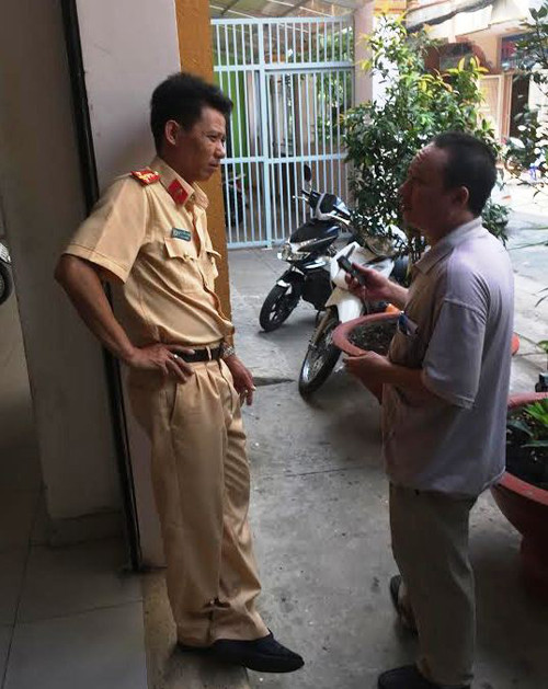 Đại úy CSGT Trương Tấn Phong, người thụ lý hồ sơ đăng ký xe và nhiều lần yêu cầu anh Bảo phải bổ sung cho được giấy phép đăng ký kinh doanh khiến anh này một phen khốn đốn.