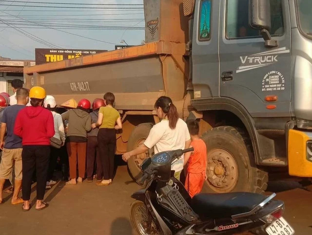 Con trai 8 tuổi tử vong dưới bánh xe ben, mẹ khóc ngất Con trai 8 tuoi tu vong duoi banh xe ben, me khoc ngat