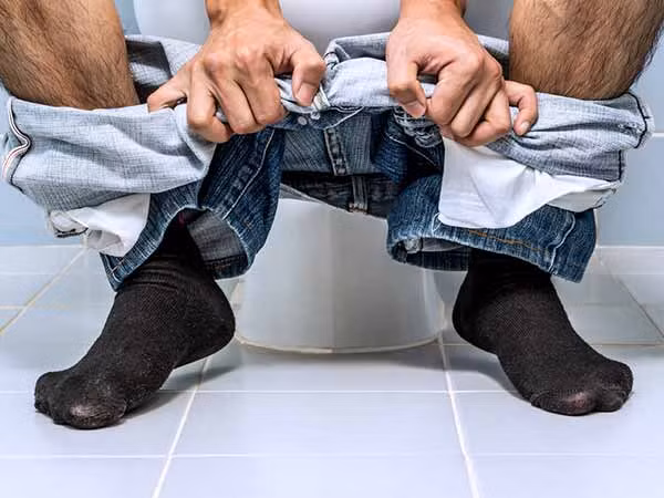 Nôn ra máu hoặc máu trong phân. Theo Viện Y tế Quốc gia Mỹ, nếu trong chất nôn có lẫn máu thì cũng nên suy xét đến khả năng ung thư dạ dày. Triệu chứng đi ngoài, nôn ra máu cũng xuất hiện ở một số bệnh khác như viêm đại tràng.