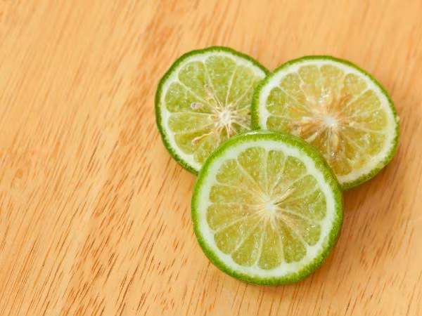 Sau đó cho thêm 1 vài lát ớt và 1 chút bột đinh hương vào hỗn hợp này. Cuối cùng, quấy đều tất cả các nguyên liệu với 1 cốc nước nóng. Chờ cho thức uống này nguội bớt và thưởng thức.