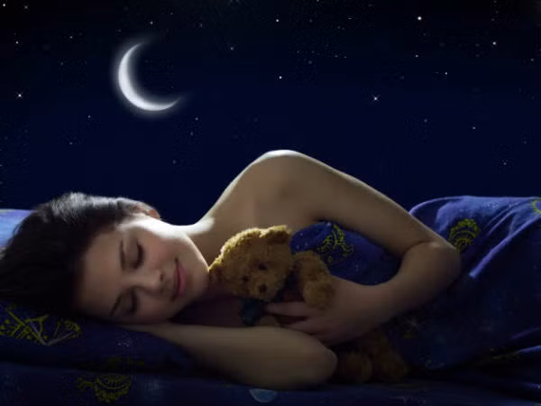 Các chuyên gia cũng khuyên bạn, nên ngừng sử dụng bất cứ thiết bị điện tử nào trước khi đi ngủ 2 - 3 giờ trước khi ngủ nếu bạn không muốn mất ngủ triền miên. Tuy nhiên, bạn cũng có thể giảm tác hại của ánh sáng từ điện thoại hay máy tính bảng bằng cách đổi hiển thị ánh sáng ban ngày thành ban đêm. (Nguồn ảnh: Boldsky).