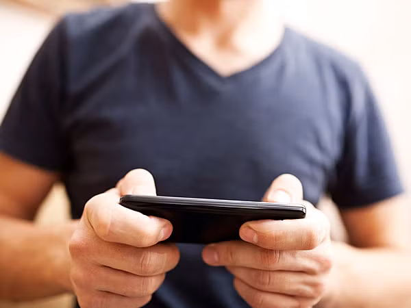 Theo các nhà nghiên cứu, ánh sáng điện thoại có thể khiến não bộ nhầm tưởng là ánh sáng mặt trời, làm cho phản ứng của não bị đảo lộn nhầm tưởng đêm là ngày nếu bạn dùng điện thoại. Do đó, não sẽ ngừng giải phóng melatonin khiến bạn mất ngủ.