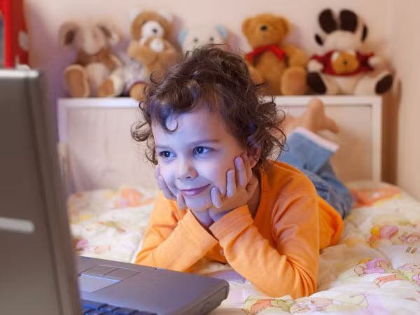 Bên cạnh đó, sự nguy hiểm của bức xạ điện từ điện thoại hoặc wifi cũng ảnh hưởng rất lớn đến sự phát triển của cơ thể trẻ em.