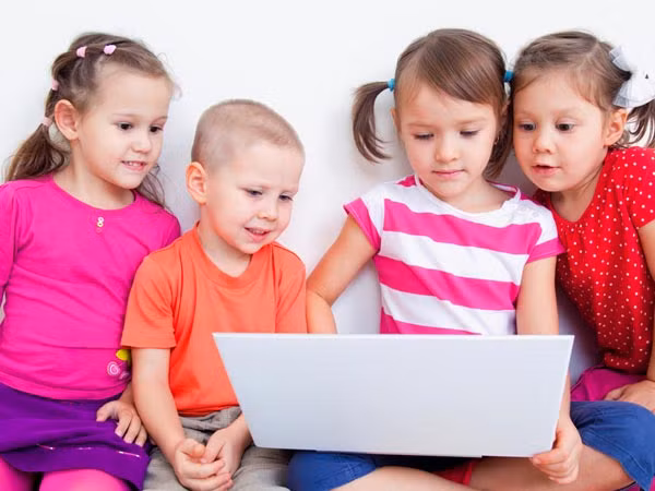 Điện thoại thông minh ảnh hưởng đặc biệt tồi tệ đến lứa tuổi thanh thiếu niên, vì ở độ tuổi này cơ thể cũng như não bộ nhạy cảm hơn người trưởng thành. Bởi vì, khi nhịp sinh học thay đổi ở vị thành niên có thể ảnh hưởng nghiêm trọng đến cơ thể về sau.