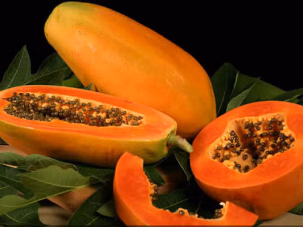 Thực phẩm giàu vitamin C. Với tính chất chống oxy hóa mạnh, vitamin C giúp loại bỏ các gốc tự do khỏi cơ thể và giảm đau hiệu quả cho người bị viêm bàng quang. Ngoài ra, nó giúp tăng môi trường acid trong bàng quang do đó làm giảm sự phát triển của vi khuẩn. Một số thực phẩm giàu vitamin C: Đu đủ, cà chua, cam, chanh... (Nguồn ảnh: Boldsky)